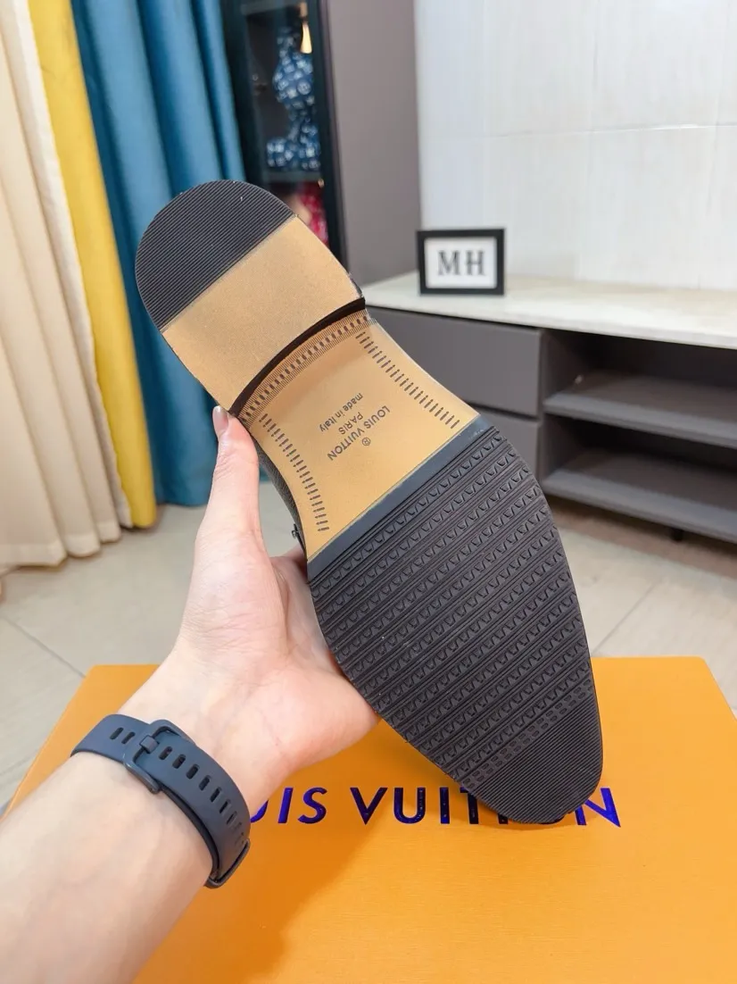 Ex-factory price 720🌹🌹High version [LV] Louis Vuitton's popular casual leather shoes🎖Fashionable and elegant🎖🎖Material: Original imported open-edge beaded cowhide, washed cowhide leather lining, original open-molded rubber outsole, high-end and classy, ​​elegant quality, instantly transforming into a handsome man ❤❤Standard\nNumber: 38-44